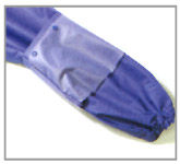 手袋使用を前提に深めに設定し、20mmの平ゴムでフィットする二重口袖